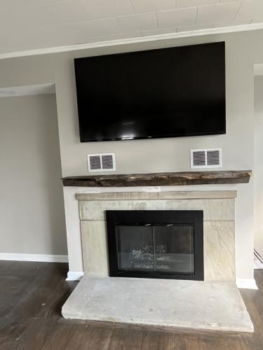 TV, Fireplace w/mantel